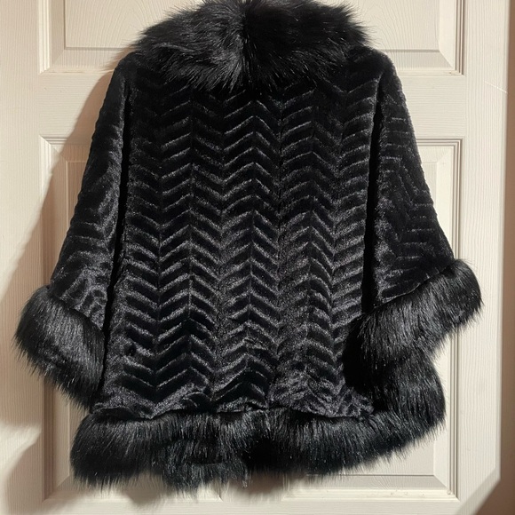 Ya Ya & Co. faux fur coat cape - Picture 3 of 9